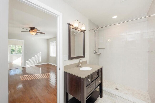 Building Photo - 907 Riviera St