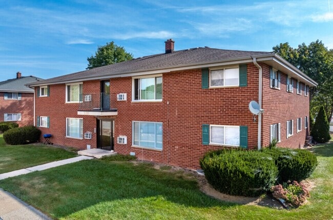 Primary Photo - Lower 2 Bed/1 Bath Apartment Available!