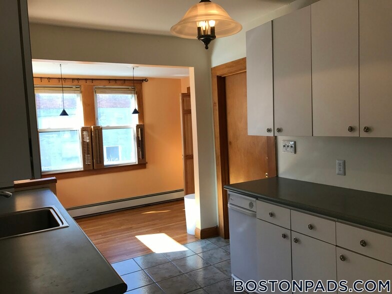 Building Photo - 94 Heath St