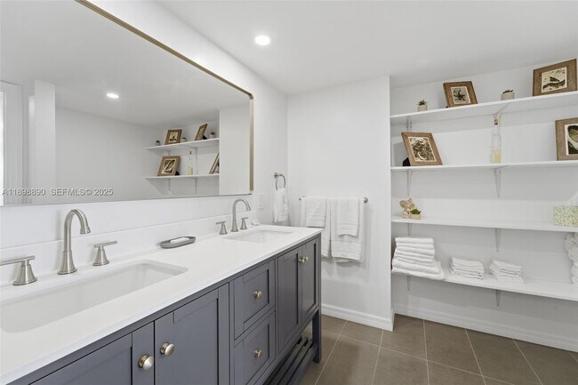 Building Photo - 1717 N Bayshore Dr