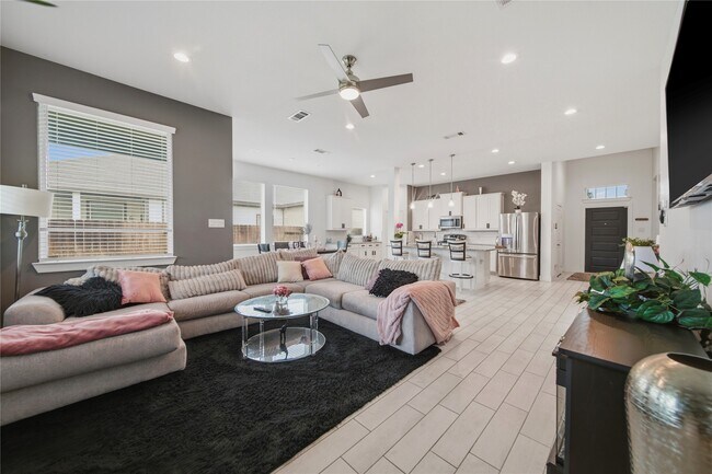 Building Photo - 4512 Bartagrass Dr