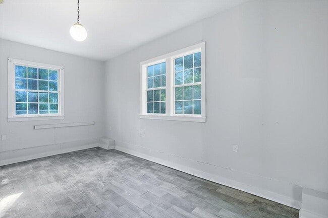 Building Photo - 211 W Lakeview Dr