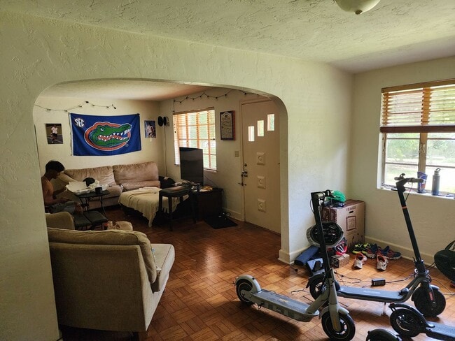 Building Photo - 4 bedroom 2 bath near the University of Florida law school