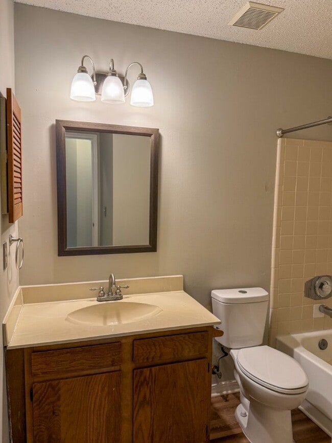 Building Photo - Charming 3/2 in Orange Park