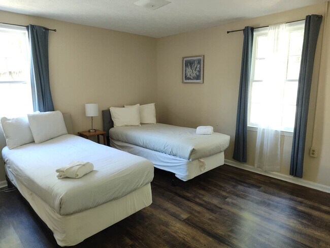 Building Photo - 3912 Crestview Dr