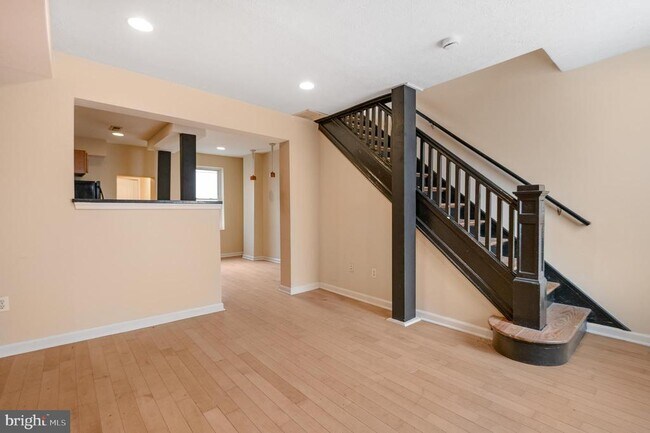 Building Photo - 1123 W Lombard St