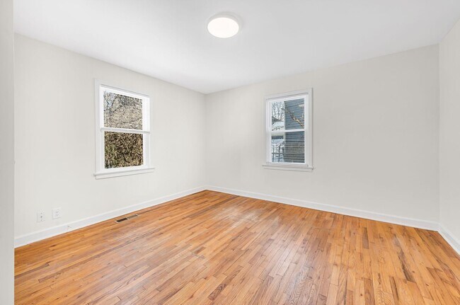 Building Photo - 3 Bed 2 Bath House w/Fenced Yard in East N...