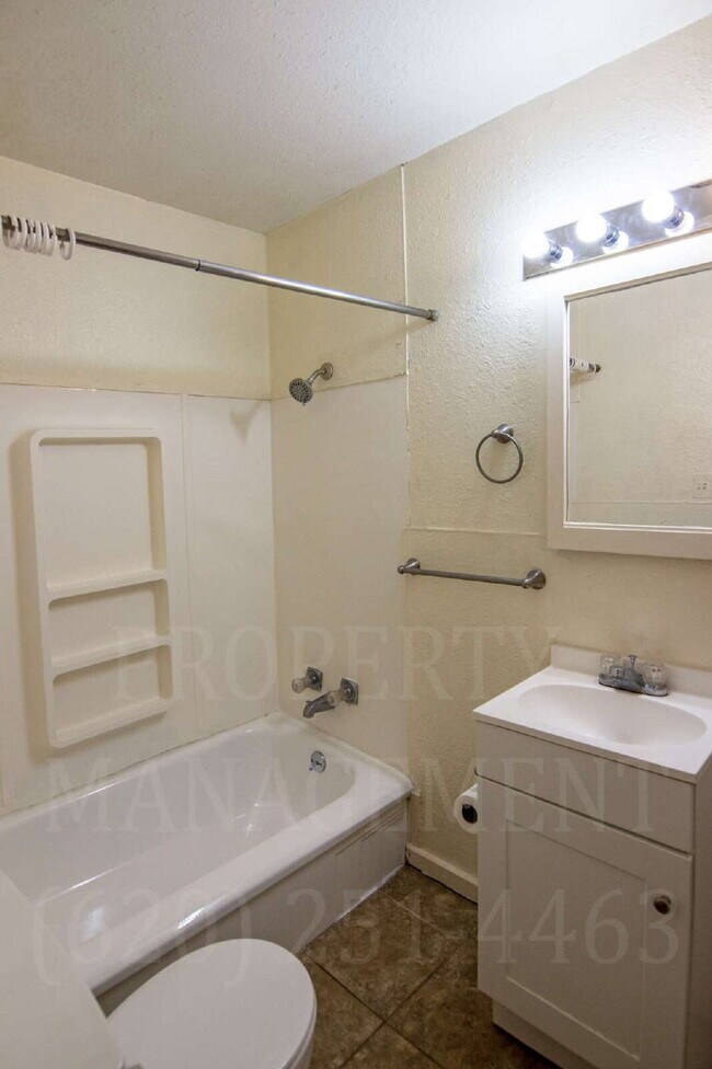 Building Photo - 2 bedroom apartment in Coffeyville for rent.