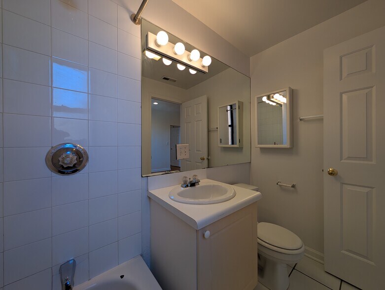 Building Photo - 912 W Dakin St