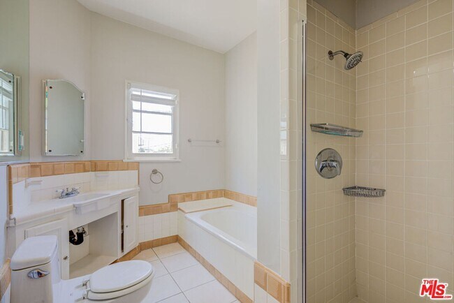 Building Photo - 253 S Elm Dr
