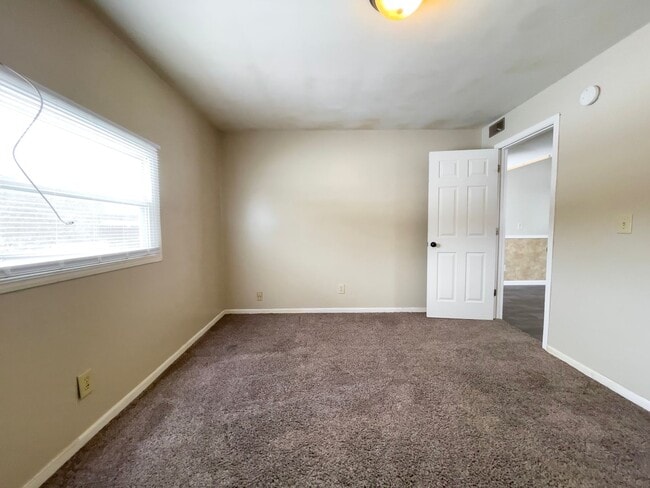 Building Photo - Cozy 2 Bedroom Home! Washer & Dryer Hookups! Large Deck! Spacious Yard!