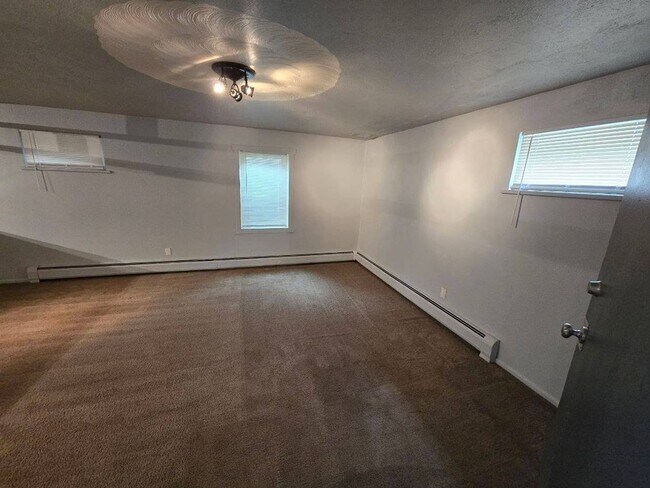Building Photo - For Rent: 1 Bed / 1 Bath Basement Apartmen...
