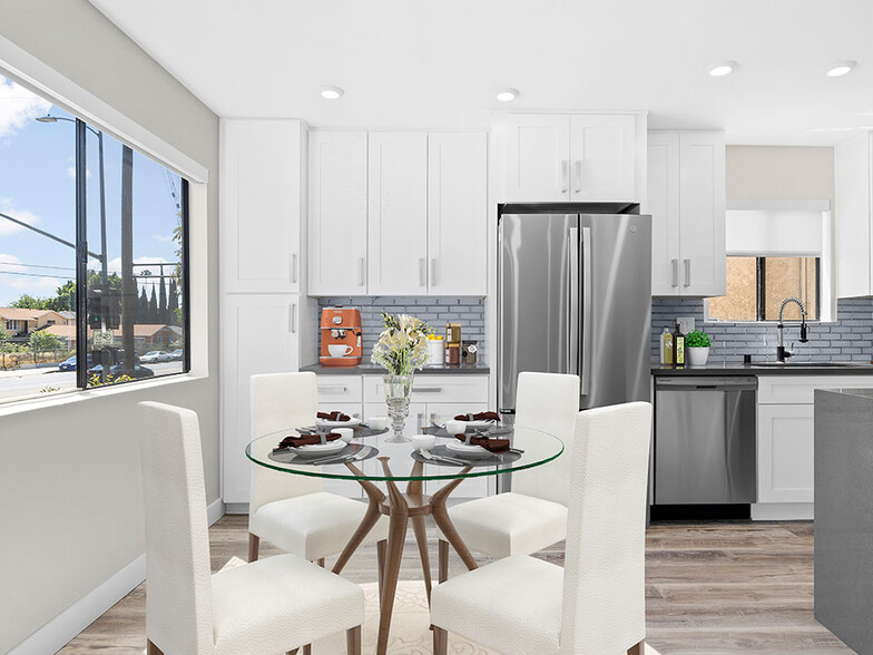 Hardwood floored dining room with natural light windows. - Woodridge Apartments