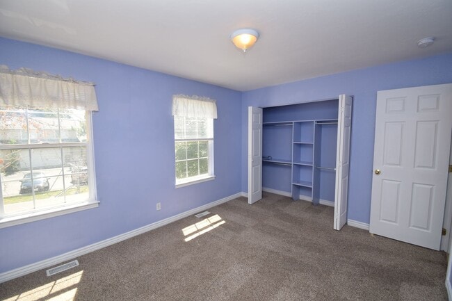 Building Photo - Amazing 3 Bedroom 2.5 Bathroom in SLC!!!
