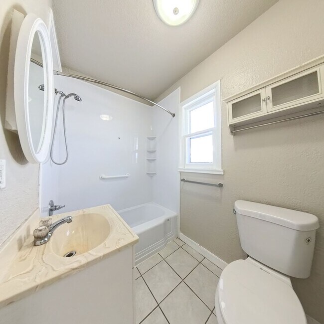 Building Photo - Newly remodeled 2 Bedroom 1 Bath Home