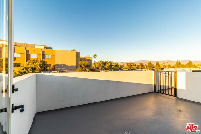 Building Photo - 5325 Ben Ave