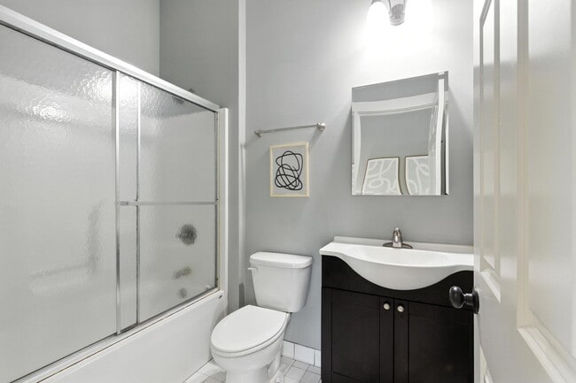 Building Photo - North Thomas 472-492