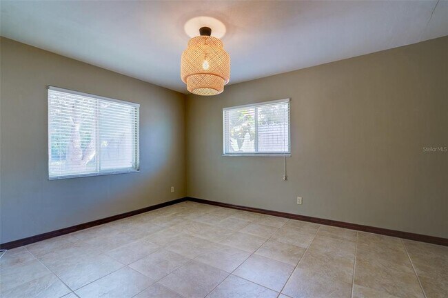 Building Photo - 215 Garden Cir