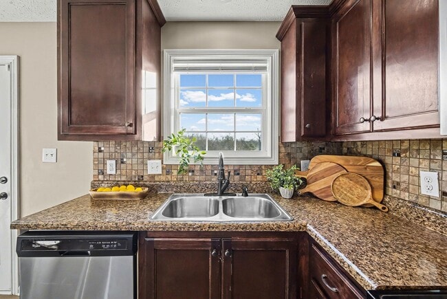 Building Photo - 1304 Freedom Dr