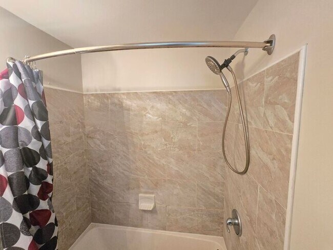 Building Photo - 4 Bedrooms 2 Bathroom