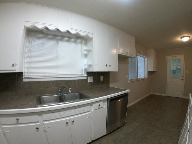 Building Photo - 3256 Suncrest Dr