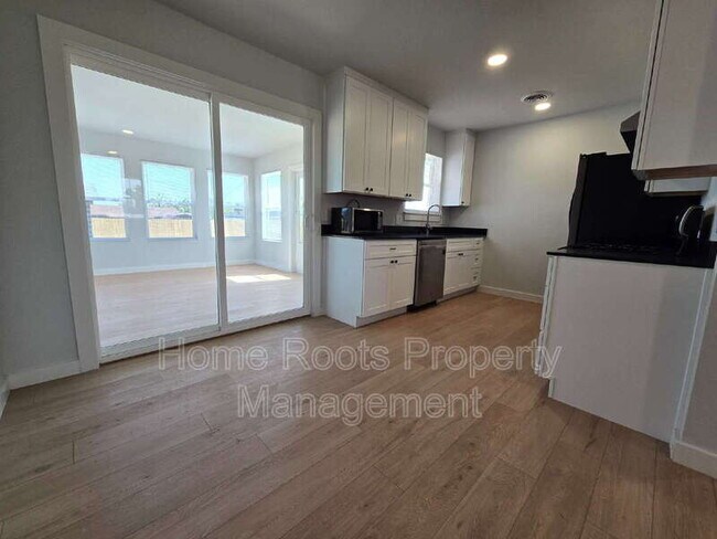 Building Photo - 1309 W Beech Dr
