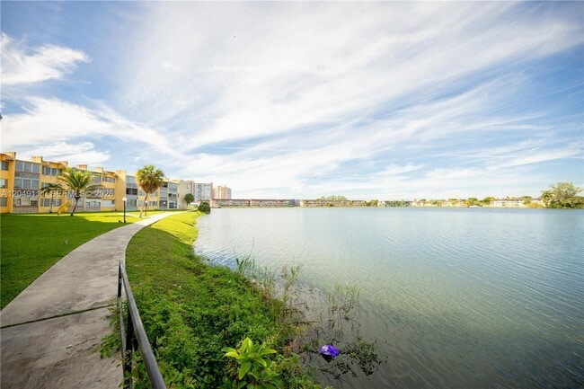 Building Photo - 1551 NE Miami Gardens Dr