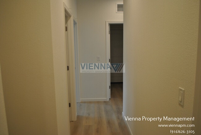 Building Photo - 525 Fox Hunt Wy