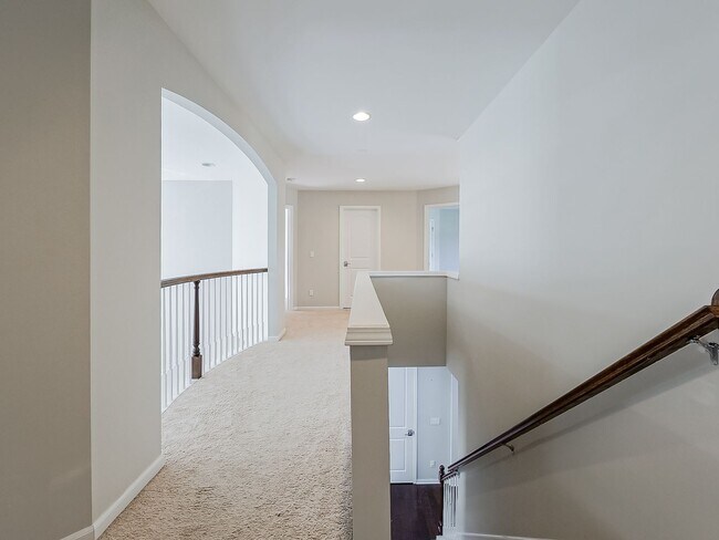 Building Photo - AVAILABLE NOW! Stunning 5-Bedroom Home in ...