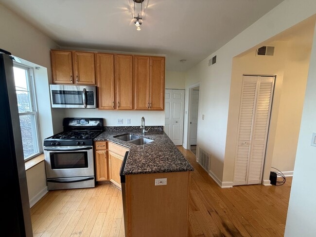 Building Photo - Charming 1-Bedroom apartment in Logan Square!
