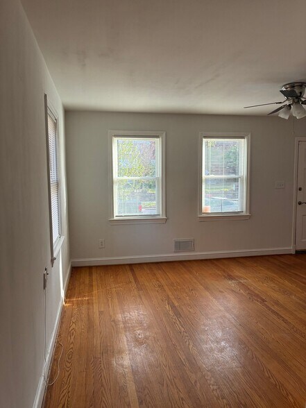 Building Photo - 425 Oakwood St SE