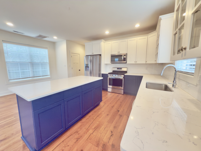 Building Photo - Beautiful 3 bed 3 bath WALKABLE to restaur...