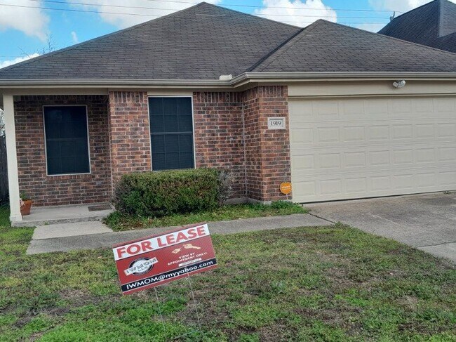 Primary Photo - 1919 Doliver Cir