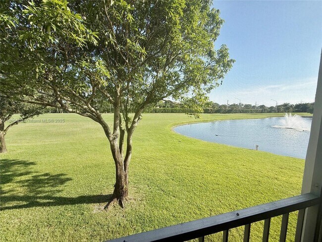 Building Photo - 9820 S Hollybrook Lake Dr