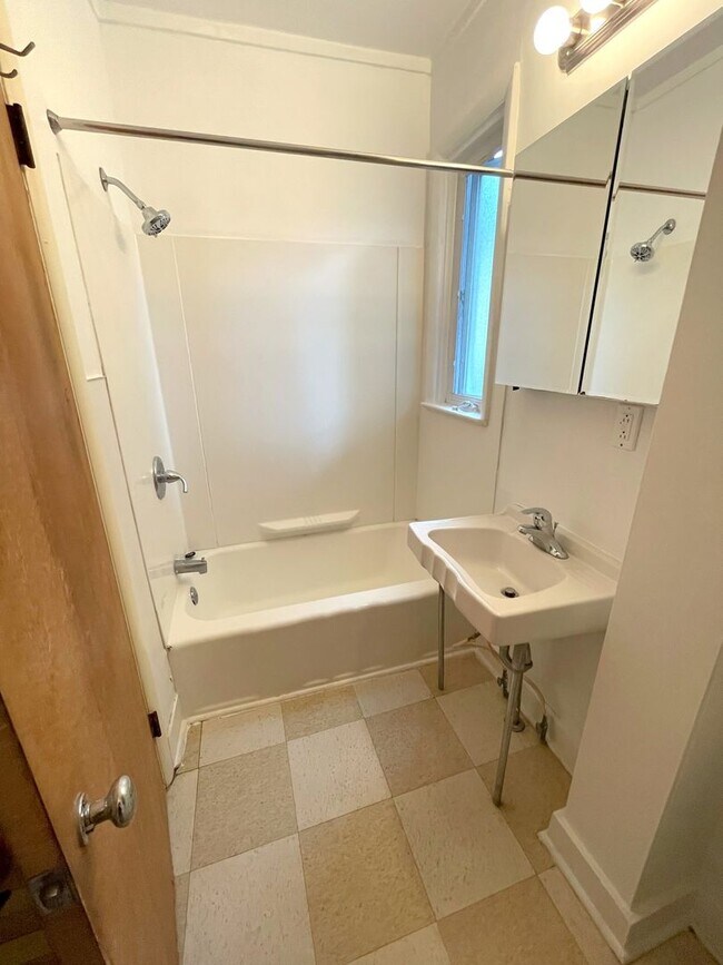 Building Photo - 914 Vaughn St