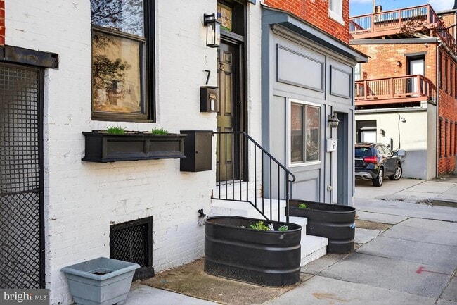 Building Photo - 7 E Fort Ave