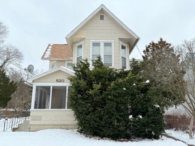 Building Photo - 920 S Jackson St