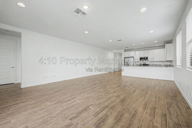 Building Photo - 3241 E Malibu Dr