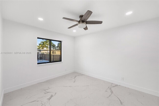 Building Photo - 218 SE 2nd St