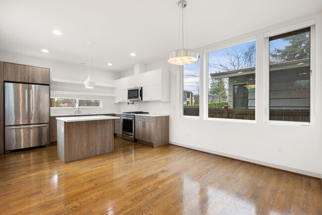 Building Photo - Modern 3-Bedroom Townhome with Rooftop Deck in NE Seattle