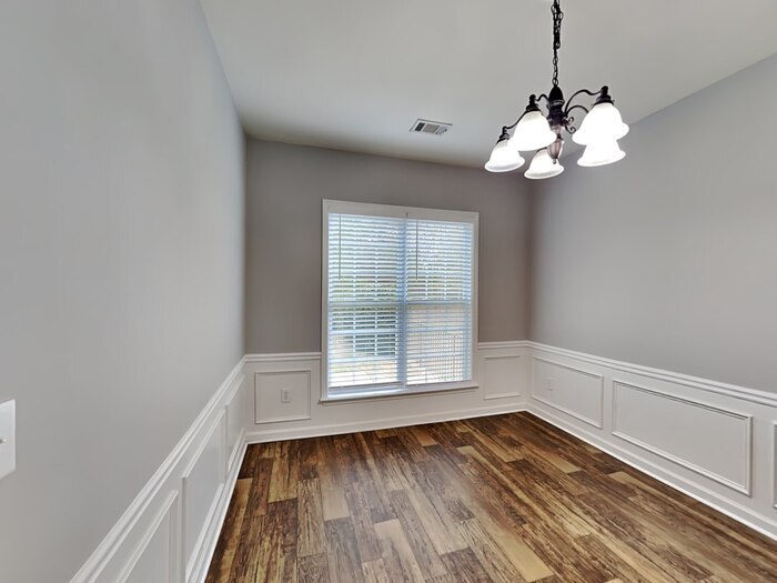 Building Photo - 755 Earlham Dr