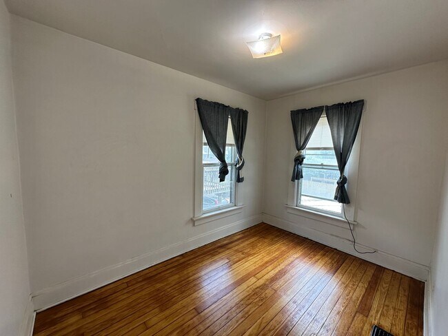 Building Photo - Thurman Ave 273-275 WAG