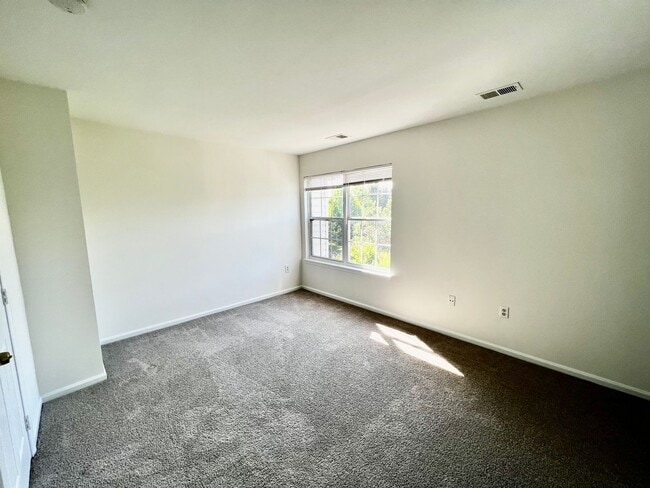 Building Photo - Spacious 4 Bedroom 3.5 Bathroom with Deck ...