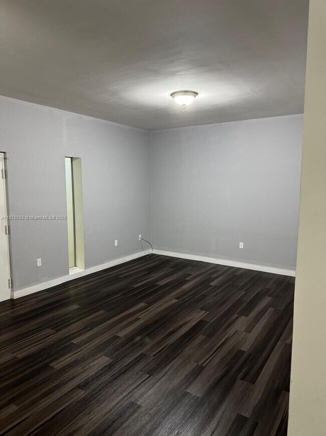 Building Photo - 954 SW 36th Ct