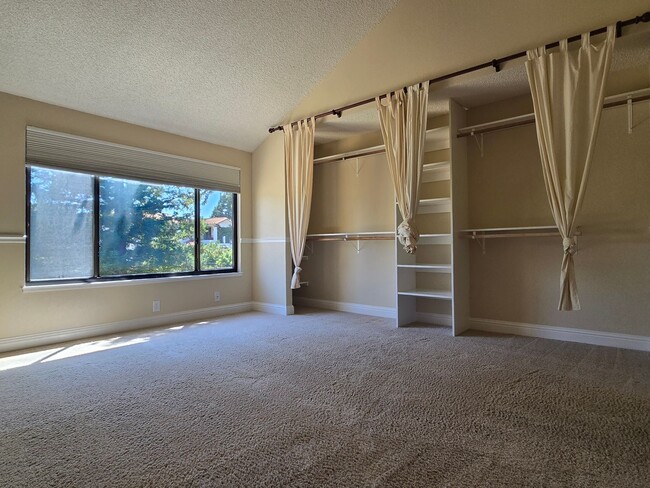 Building Photo - Nice and Spacious 2 Story End-Unit Townhom...