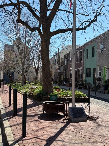 Building Photo - 706 Sears St