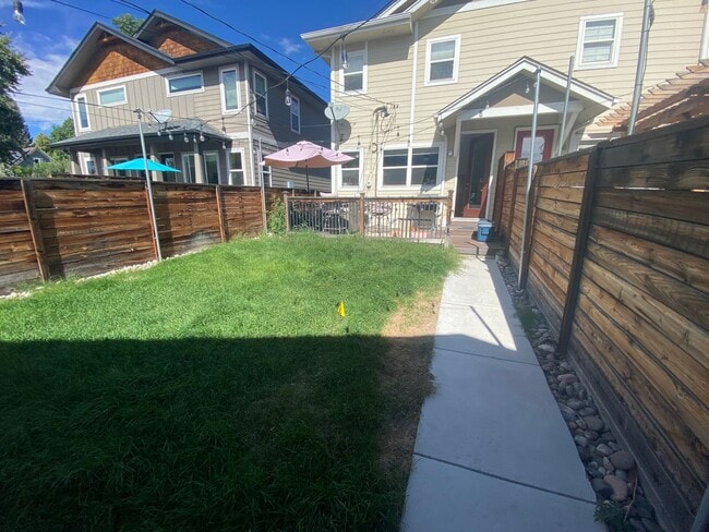 Building Photo - Sleek 3 Bedroom House in Sunnyside!! 6-8 m...