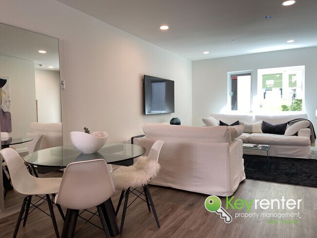 Building Photo - 4 Bedroom Seattle Townhome with Parking and Modern Finishes