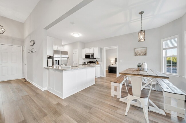 Building Photo - FULLY and Tastefully furnished 3 bedroom h...