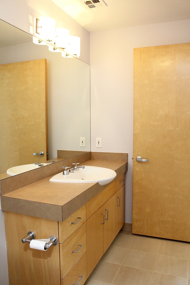 Building Photo - Spacious 2 Bedroom Corner Unit in Stylish ...